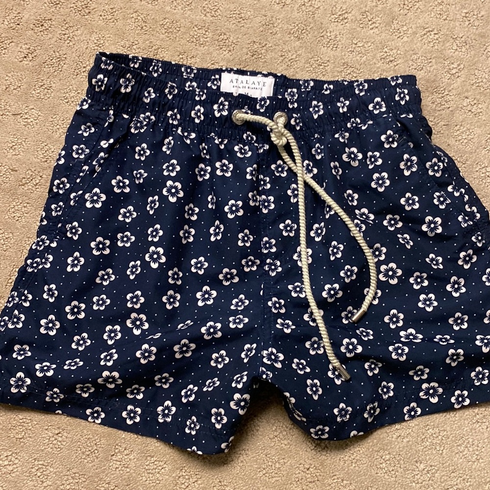 Men's swim suit size M navy blue and white flowers and polka dots . Mesh lining